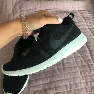 Black Nike Roshes size 9